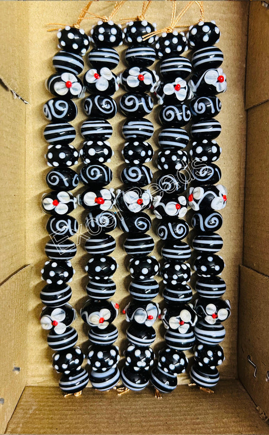 5 Strands 18mm Fancy Glass Beads Black & White - STR-0814